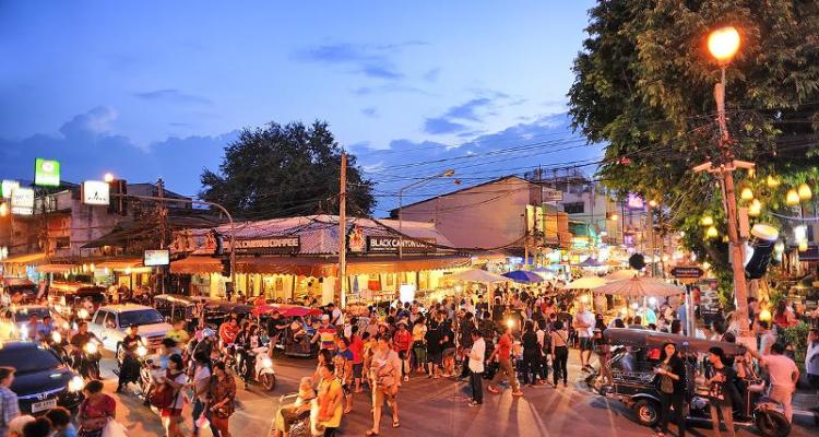 Sunday Night Walking Street di Chiang Mai